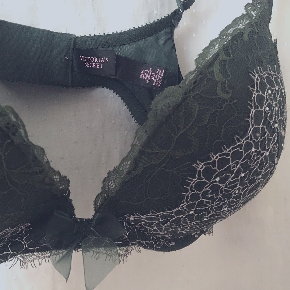 Green lace push-up bra